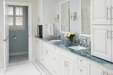 Пример оригинального дизайна: большая главная ванная комната в классическом стиле с фасадами с выступающей филенкой, белыми фасадами, синей плиткой, плиткой мозаикой, бежевыми стенами, полом из керамогранита, врезной раковиной, столешницей из гранита, белым полом и синей столешницей