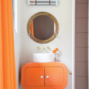 Idéer för ett litet modernt orange badrum, med luckor med upphöjd panel, vit kakel och vita väggar