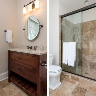 Inspiration för ett mellanstort vintage en-suite badrum, med släta luckor, skåp i mörkt trä, en dusch i en alkov, en toalettstol med separat cisternkåpa, beige kakel, brun kakel, porslinskakel, beige väggar, travertin golv, ett undermonterad handfat, granitbänkskiva, beiget golv och dusch med skjutdörr
