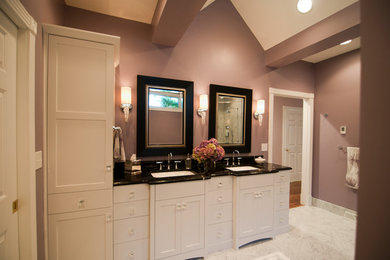他の地域にある中くらいなトラディショナルスタイルのおしゃれなマスターバスルーム (シェーカースタイル扉のキャビネット、白いキャビネット、紫の壁、大理石の床、アンダーカウンター洗面器) の写真