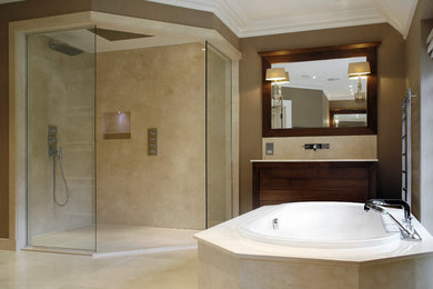 Foto på ett mellanstort funkis badrum med dusch, med skåp i mörkt trä, en hörndusch, beige kakel, beige väggar, marmorgolv och marmorbänkskiva