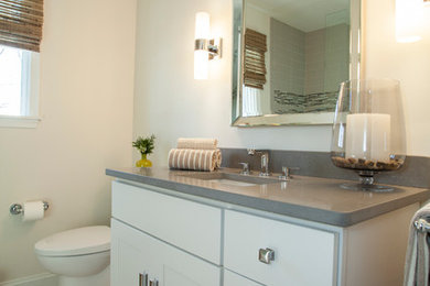 Foto de cuarto de baño clásico renovado con armarios estilo shaker y puertas de armario blancas