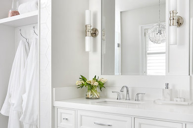 Inspiration för ett mellanstort vintage vit vitt en-suite badrum, med luckor med infälld panel, vita skåp, ett fristående badkar, en öppen dusch, vit kakel, vita väggar, ett undermonterad handfat, bänkskiva i akrylsten, vitt golv och med dusch som är öppen