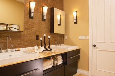 Inredning av ett klassiskt mellanstort badrum med dusch, med släta luckor, skåp i mörkt trä, brun kakel, glaskakel, beige väggar, klinkergolv i keramik, ett nedsänkt handfat, granitbänkskiva och beiget golv