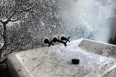 Foto de cuarto de baño contemporáneo pequeño con paredes negras, suelo de mármol, aseo y ducha, lavabo integrado, encimera de mármol y suelo multicolor