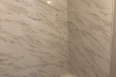 Ejemplo de cuarto de baño clásico pequeño con baldosas y/o azulejos grises, baldosas y/o azulejos de porcelana, suelo de mármol y suelo blanco