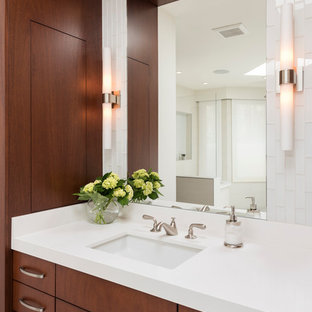Esempio di un'ampia stanza da bagno padronale moderna con ante lisce, ante in legno scuro, vasca freestanding, zona vasca/doccia separata, WC a due pezzi, piastrelle bianche, piastrelle di vetro, pareti bianche, pavimento in marmo, lavabo sottopiano, top in quarzite, pavimento bianco e doccia aperta
