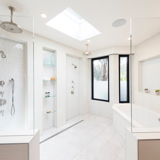 Esempio di un'ampia stanza da bagno padronale minimalista con ante lisce, ante in legno scuro, vasca freestanding, zona vasca/doccia separata, WC a due pezzi, piastrelle bianche, piastrelle di vetro, pareti bianche, pavimento in marmo, lavabo sottopiano, top in quarzite, pavimento bianco e doccia aperta