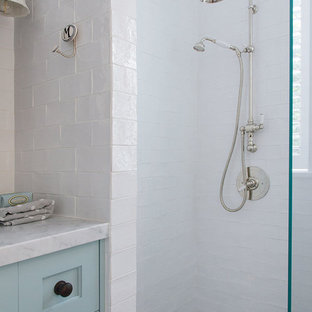 Esempio di una stanza da bagno country di medie dimensioni con ante con riquadro incassato, doccia aperta, piastrelle bianche, piastrelle in ceramica, pareti bianche, top in marmo, WC a due pezzi, pavimento in marmo, lavabo sottopiano e ante turchesi