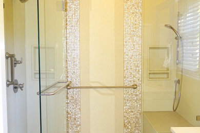 オースティンにある高級な広いトランジショナルスタイルのおしゃれなマスターバスルーム (アルコーブ型シャワー、ベージュのタイル、セラミックタイル、セラミックタイルの床、オニキスの洗面台) の写真