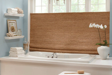 Пример оригинального дизайна: главная ванная комната среднего размера в стиле неоклассика (современная классика) с накладной ванной, синими стенами, мраморным полом и серым полом