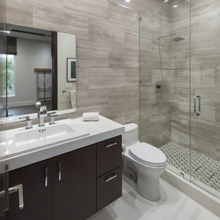 Exemple d'une petit douche en alcôve tendance avec un placard à porte plane, des portes de placard marrons, une baignoire d'angle et aucune cabine.