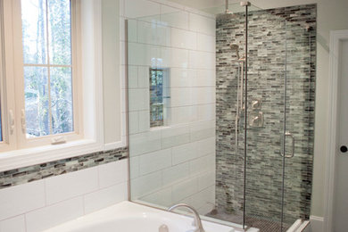 Imagen de cuarto de baño principal contemporáneo grande con bañera esquinera, ducha esquinera, baldosas y/o azulejos grises y baldosas y/o azulejos de vidrio