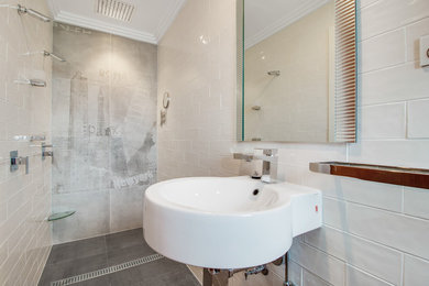 Kleines Modernes Duschbad mit offener Dusche, weißen Fliesen, Metrofliesen und Wandwaschbecken in Adelaide