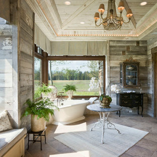 Immagine di una stanza da bagno stile shabby con vasca freestanding