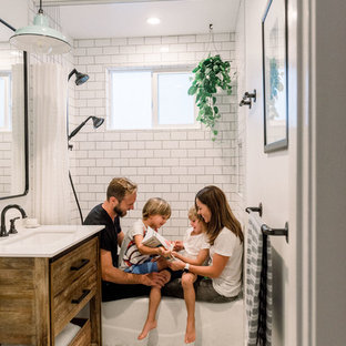 Foto di una piccola stanza da bagno per bambini country con ante lisce, ante in legno scuro, vasca ad angolo, doccia alcova, WC a due pezzi, piastrelle bianche, piastrelle diamantate, pareti bianche, pavimento in gres porcellanato, lavabo a consolle, top in quarzo composito, pavimento nero, doccia con tenda e top bianco