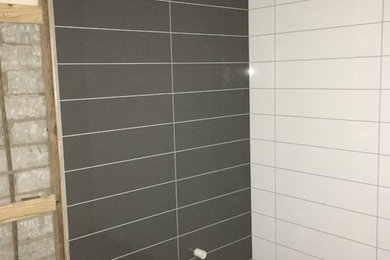 Modelo de cuarto de baño principal contemporáneo pequeño sin sin inodoro con baldosas y/o azulejos grises, suelo vinílico, suelo gris y ducha abierta