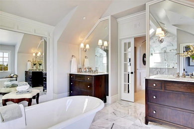 На фото: большая главная ванная комната в классическом стиле с фасадами островного типа, темными деревянными фасадами, ванной на ножках, серыми стенами, мраморным полом, врезной раковиной и мраморной столешницей