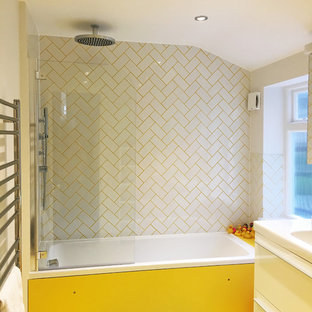 Ispirazione per una stanza da bagno per bambini design di medie dimensioni con ante lisce, ante bianche, vasca da incasso, vasca/doccia, piastrelle diamantate, pareti bianche, pavimento in vinile, lavabo da incasso, pavimento giallo e porta doccia a battente