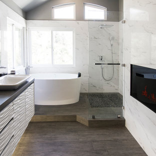 Ispirazione per una stanza da bagno contemporanea con lavabo a bacinella, ante bianche, top in quarzo composito, vasca freestanding, doccia alcova, piastrelle bianche e piastrelle in gres porcellanato