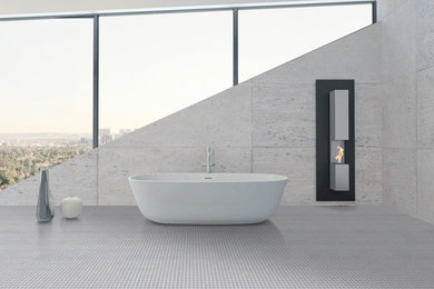 Diseño de cuarto de baño principal moderno grande con bañera exenta, baldosas y/o azulejos blancos, losas de piedra, suelo con mosaicos de baldosas y suelo gris