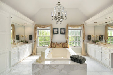 Foto på ett stort orientaliskt en-suite badrum, med luckor med upphöjd panel, vita skåp, ett platsbyggt badkar, vit kakel, grå väggar, marmorgolv och marmorbänkskiva