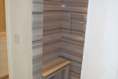Ejemplo de cuarto de baño principal moderno grande con ducha abierta, paredes grises, suelo de mármol y encimera de mármol