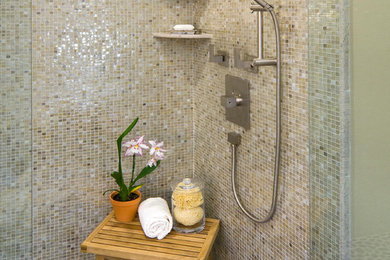 Cette photo montre une salle de bain principale tendance de taille moyenne avec une douche ouverte, un carrelage gris, mosaïque et un sol en galet.