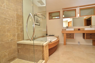 Ejemplo de cuarto de baño principal contemporáneo grande con puertas de armario de madera clara, encimera de madera, baldosas y/o azulejos beige, baldosas y/o azulejos de piedra y suelo de travertino