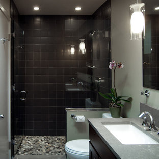 Modern inredning av ett mellanstort en-suite badrum, med luckor med infälld panel, skåp i mörkt trä, en dusch i en alkov, flerfärgad kakel, kakel i småsten, grå väggar, klinkergolv i porslin, ett undermonterad handfat och bänkskiva i kvarts
