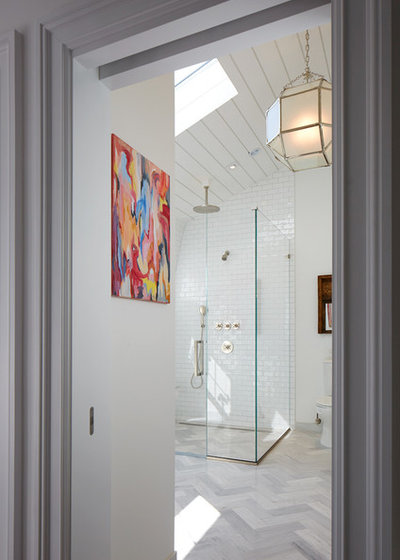 Modern Badezimmer by Eileen Deschapelles Interior Design