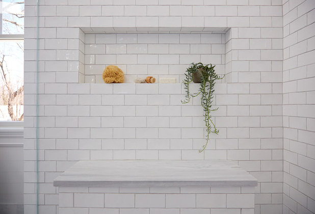 Minimalistisch Badezimmer by Eileen Deschapelles Interior Design