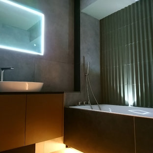 Imagen de cuarto de baño infantil, de estilo zen, pequeño, con armarios con paneles lisos, puertas de armario marrones, bañera encastrada, combinación de ducha y bañera, baldosas y/o azulejos grises, baldosas y/o azulejos de cerámica, suelo de baldosas de cerámica, lavabo sobreencimera, encimera de azulejos, suelo beige, ducha abierta y encimeras negras