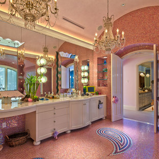 Bild på ett stort eklektiskt en-suite badrum, med möbel-liknande, vita skåp, ett badkar i en alkov, en hörndusch, rosa kakel, mosaik, rosa väggar, mosaikgolv, ett undermonterad handfat, bänkskiva i akrylsten, rosa golv och dusch med gångjärnsdörr