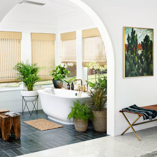 Inspiration för stora retro vitt en-suite badrum, med släta luckor, gröna skåp, ett fristående badkar, vit kakel, vita väggar, ett nedsänkt handfat och svart golv