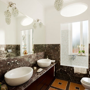Idee per una stanza da bagno padronale design con ante lisce, ante marroni, piastrelle marroni, piastrelle di marmo, pareti bianche, lavabo a bacinella, top in marmo, pavimento multicolore e top marrone