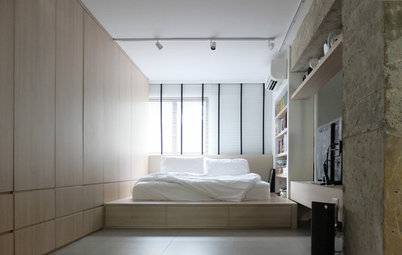 Ein Industrial-Schlafzimmer mit hellen Einbaumöbeln in Singapur