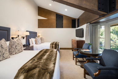 Modelo de habitación de invitados minimalista con paredes blancas, moqueta y suelo beige