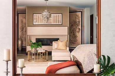 オレンジカウンティにある広いコンテンポラリースタイルのおしゃれな主寝室 (マルチカラーの壁、カーペット敷き、横長型暖炉、石材の暖炉まわり、ベージュの床) のレイアウト
