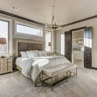 Aménagement d'une très grand chambre classique avec un mur beige et un sol beige.