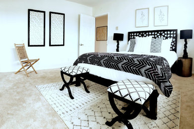 ロサンゼルスにある巨大なシャビーシック調のおしゃれな客用寝室 (ベージュの壁、カーペット敷き、暖炉なし、ベージュの床) のインテリア
