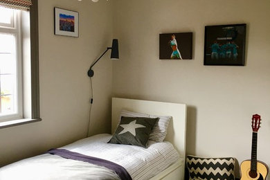 他の地域にある小さなインダストリアルスタイルのおしゃれな寝室 (グレーの壁、塗装フローリング、暖炉なし、グレーの床)