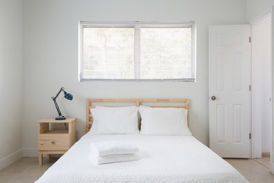 他の地域にある広いコンテンポラリースタイルのおしゃれな主寝室 (白い壁、セラミックタイルの床)
