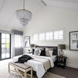 Foto di una camera da letto chic con pareti bianche, moquette, pavimento grigio, soffitto in perlinato e soffitto a volta