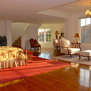 Imagen de dormitorio principal, tradicional, grande, con paredes blancas y suelo de mármol