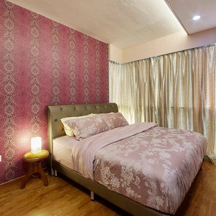 Imagen de dormitorio principal, moderno, de tamaño medio, con paredes púrpuras y suelo de contrachapado