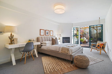 Foto de habitación de invitados moderna con paredes beige