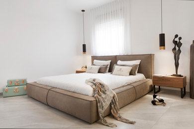 Inspiration for a modern bedroom remodel in Tel Aviv