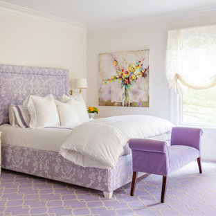 Imagen de dormitorio principal, clásico renovado, extra grande, con paredes beige, moqueta y suelo violeta