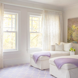 Imagen de dormitorio principal, tradicional renovado, extra grande, con paredes beige, moqueta y suelo violeta